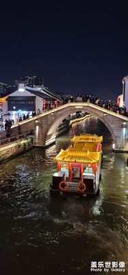 【我的五一】打卡網(wǎng)紅奶茶店，感受人流涌動(dòng)