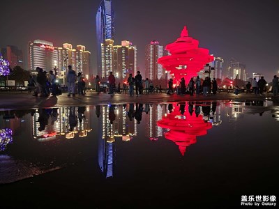 夜幕下的五四廣場