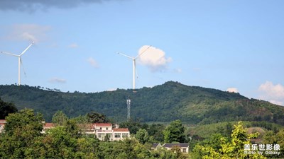 我肩上是風(fēng)，風(fēng)上是閃爍的星辰。