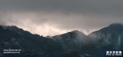 你的唇邊，是呼之欲出的春天。——梅吉