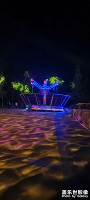 夜色中的游樂(lè)場(chǎng)