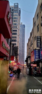 高樓下的小吃街