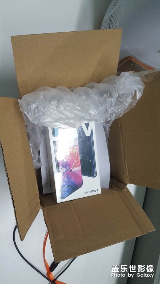 剛到的三星A70，大家看看怎么樣？