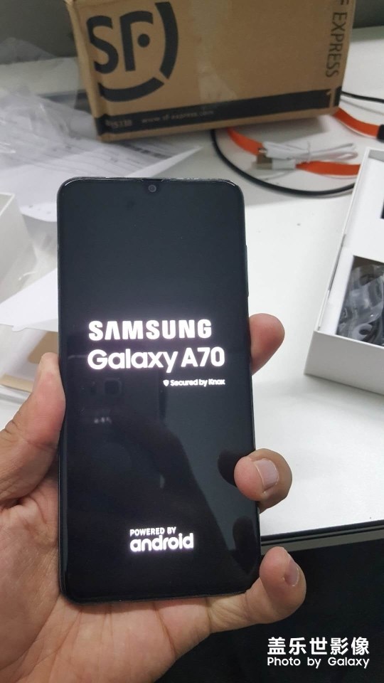 剛到的三星A70，大家看看怎么樣？