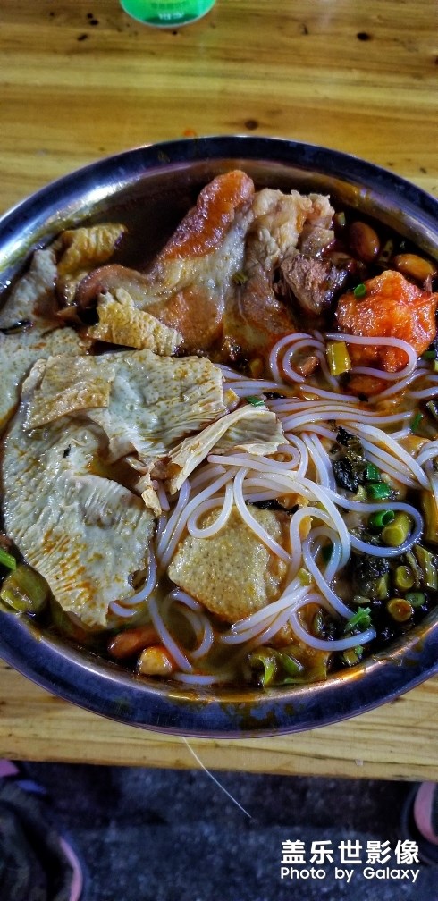 螺絲粉加豬蹄爽歪歪哦……