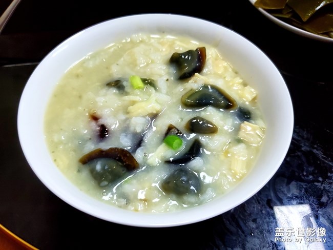 給老婆做的皮蛋雞肉粥