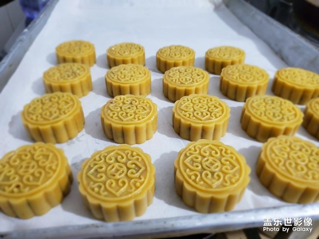 “八月十五月正圓 、中秋月餅香又甜 ”