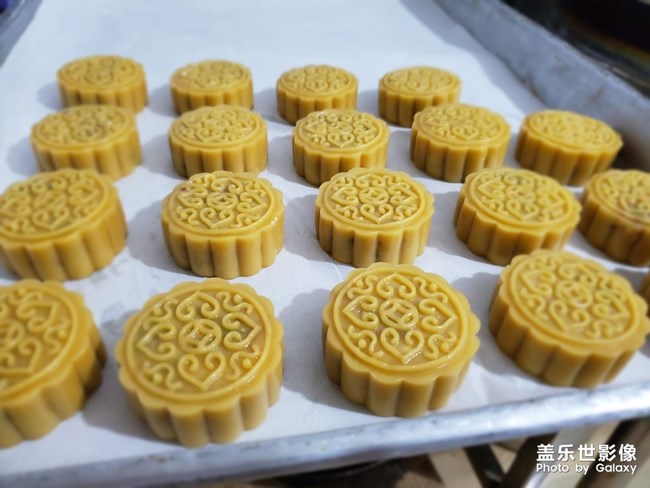 “八月十五月正圓 、中秋月餅香又甜 ”