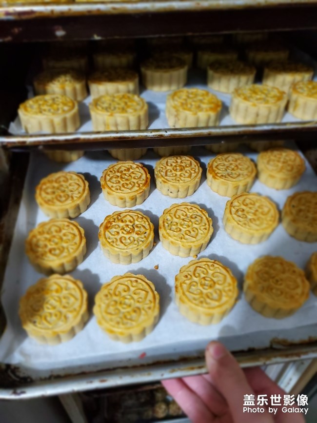 “八月十五月正圓 、中秋月餅香又甜 ”