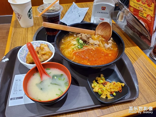 吃飯，手機(jī)先吃。