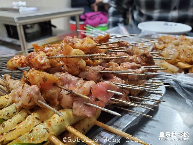 吃飯，手機(jī)先吃。