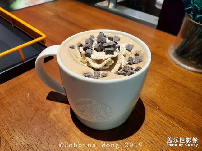 吃飯，手機(jī)先吃。