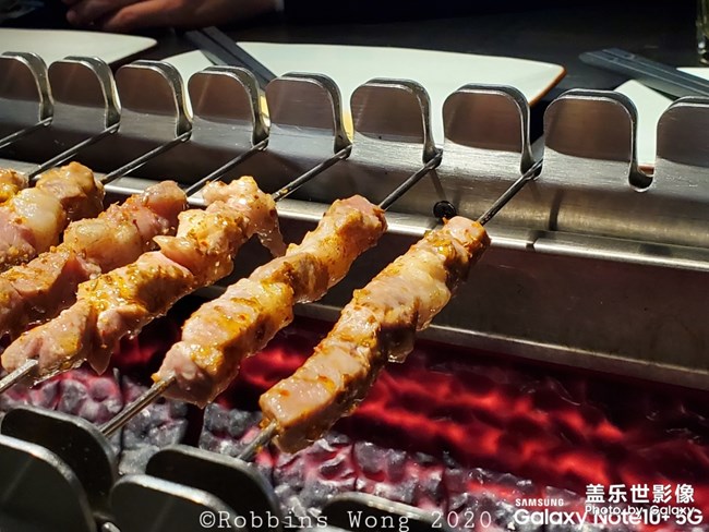 吃飯，手機(jī)先吃。