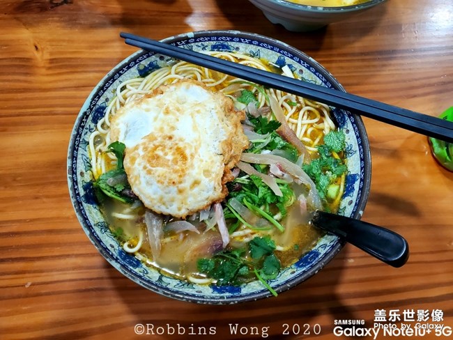 吃飯，手機(jī)先吃。