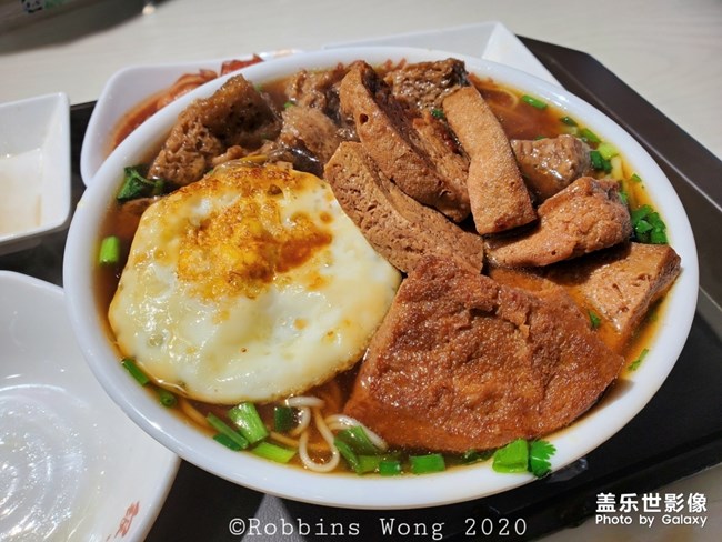 吃飯，手機(jī)先吃。