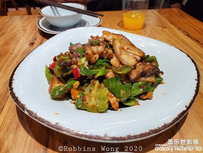 吃飯，手機(jī)先吃。