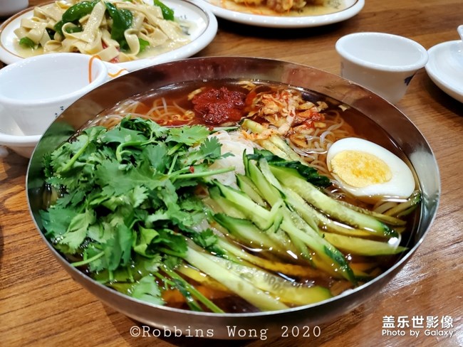 吃飯，手機(jī)先吃。