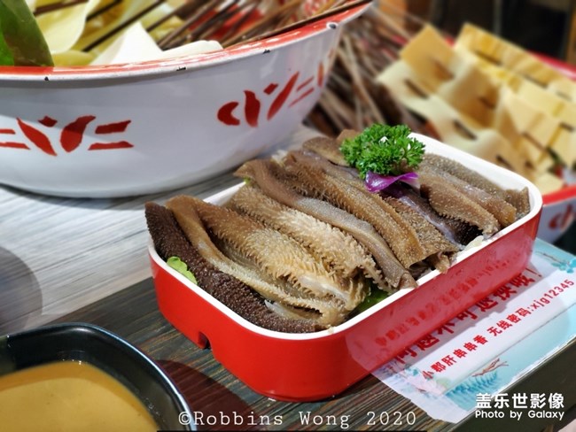 吃飯，手機(jī)先吃。