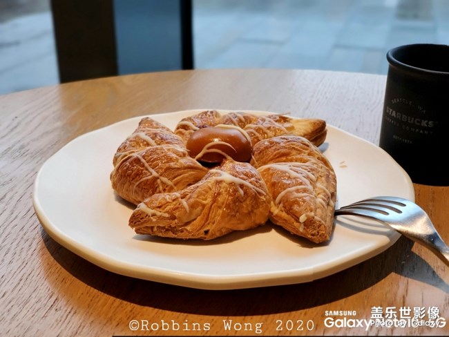 吃飯，手機(jī)先吃。