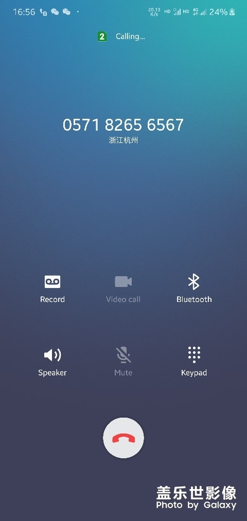 打電話時候前攝像頭旁邊有個點一閃一閃是什么？