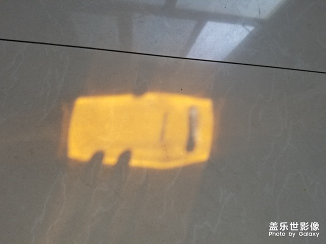 s10+皓玉白陽光下影子金色影子蠻好看