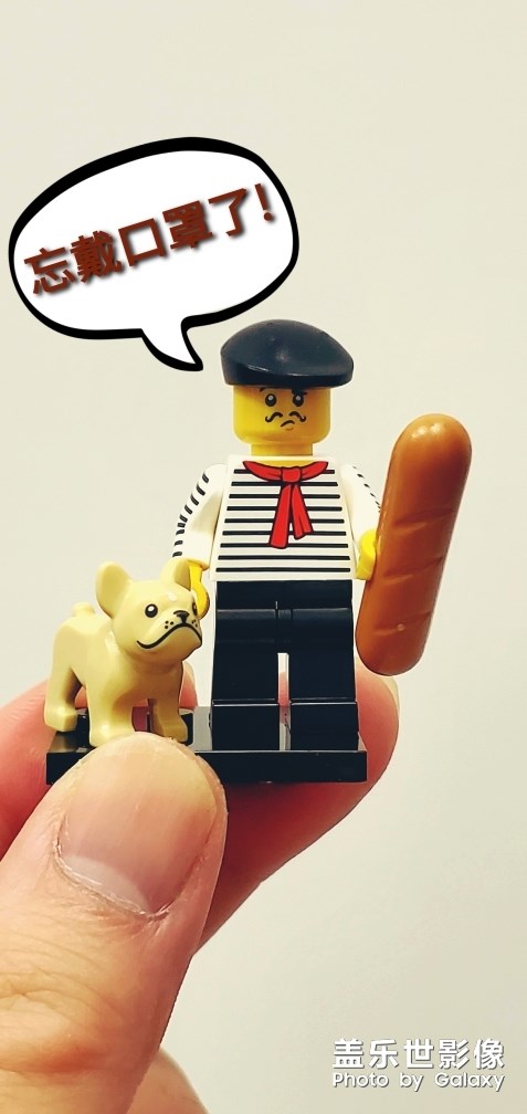 一個拿著法棍面包遛狗不戴口罩的男人