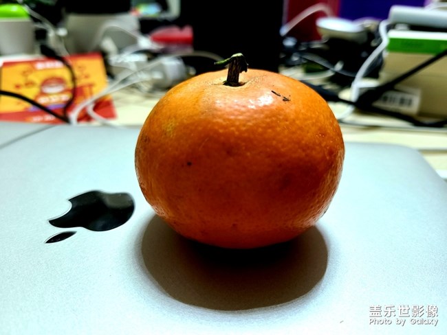 睡覺前來個橙子??補充一下營養(yǎng)