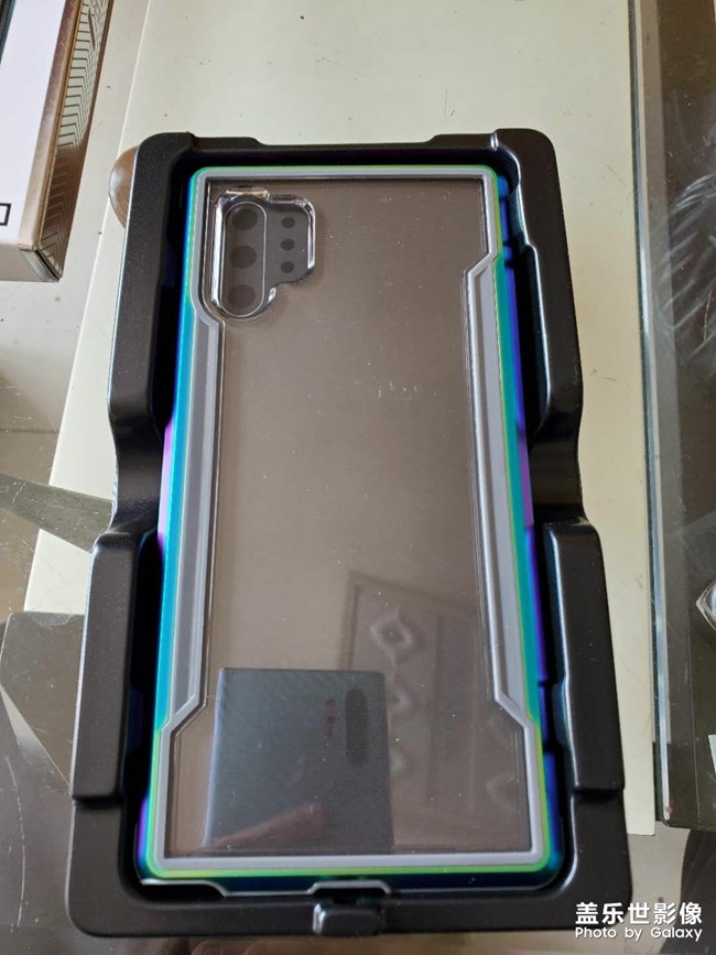 Defense這個品牌的手機殼真硬核