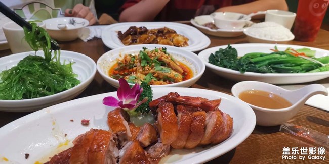 家常便飯，午飯和同事一起下館子。