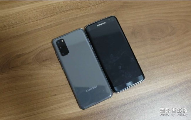當(dāng)年入坑三星的手機(jī)S7 edge如今回頭來看看
