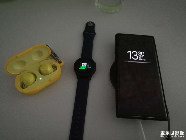 前幾天，趁著降價(jià)購入了Buds，湊了個(gè)三件套，滿足