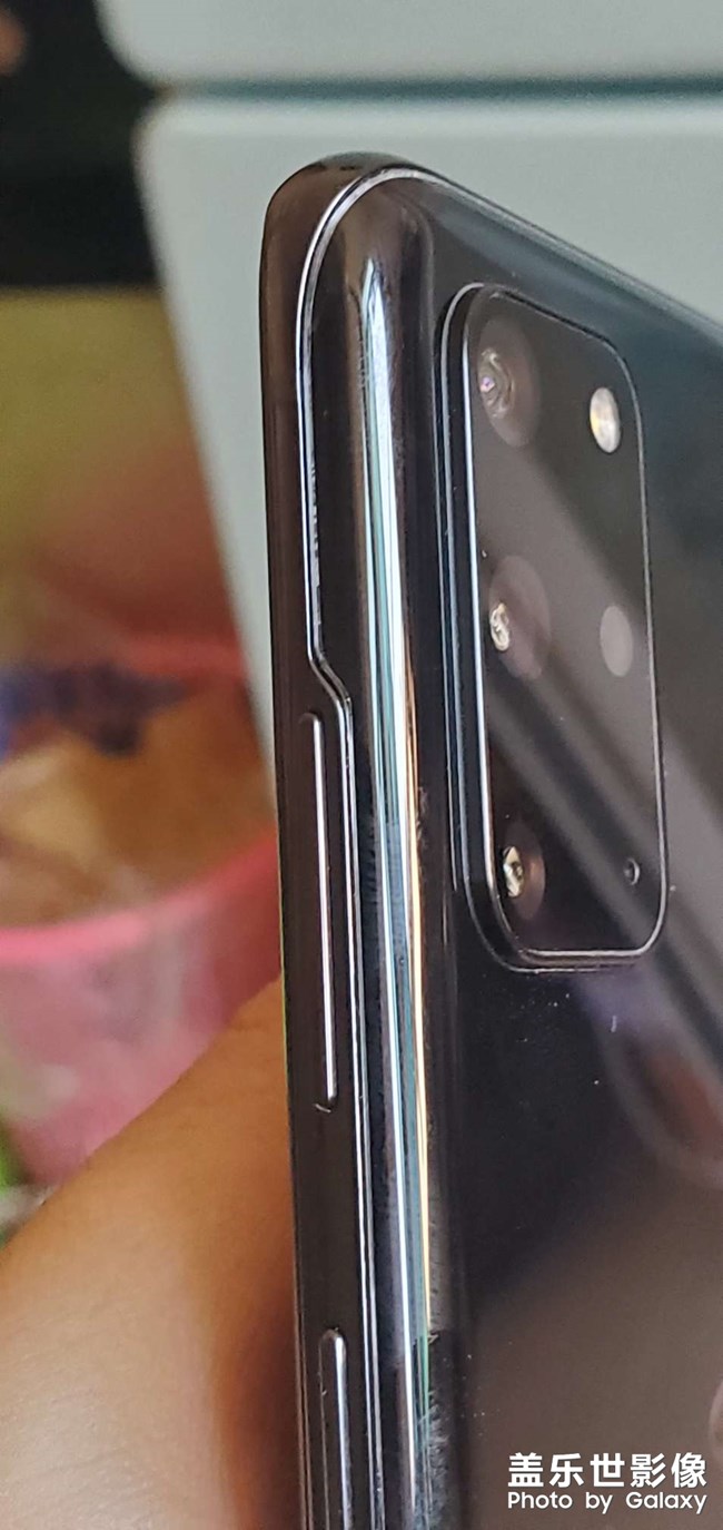 這黑色后蓋邊緣正常嗎？