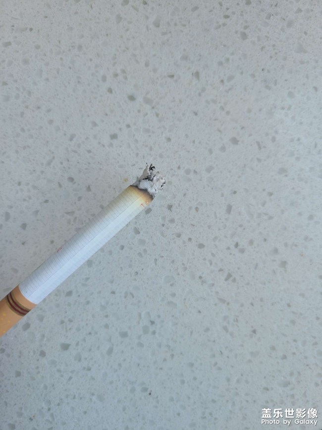 給星友們上支煙??