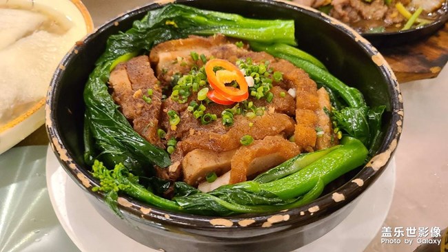 慶祝雙節(jié)，菜品很多，拍不完??門口的冬瓜就是這樣煮的