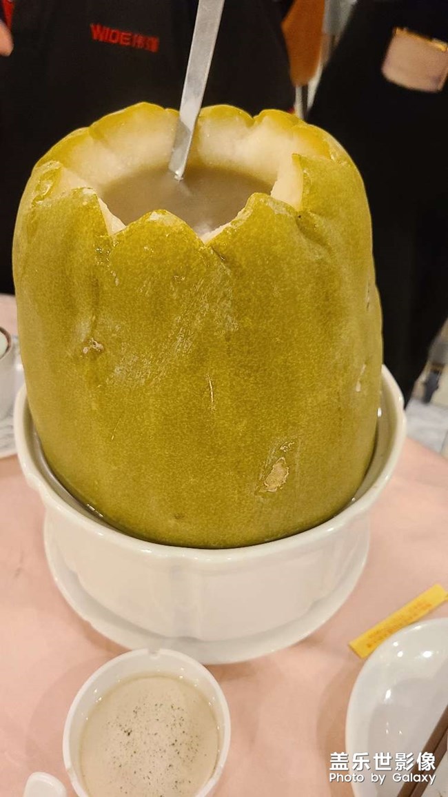 慶祝雙節(jié)，菜品很多，拍不完??門口的冬瓜就是這樣煮的