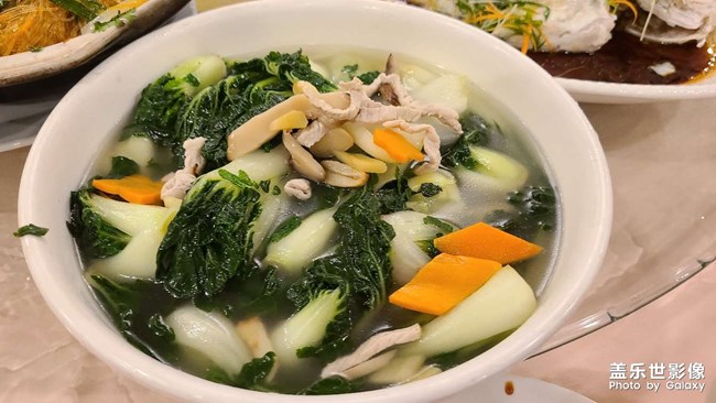 慶祝雙節(jié)，菜品很多，拍不完??門口的冬瓜就是這樣煮的