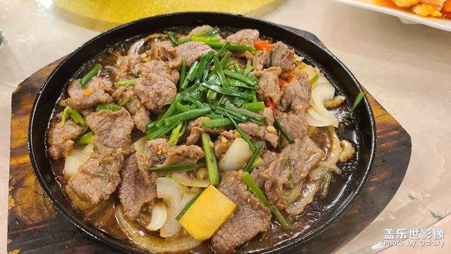 慶祝雙節(jié)，菜品很多，拍不完??門口的冬瓜就是這樣煮的