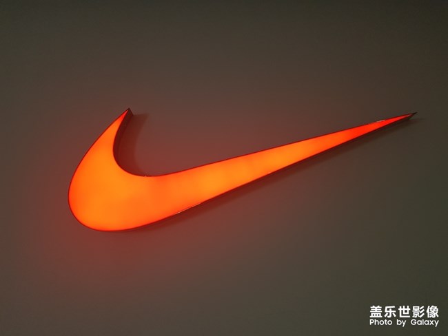 沒看上鞋子就拍張照片吧