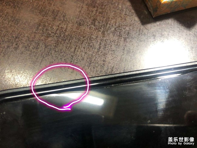 有沒(méi)有人的fold2邊上會(huì)有這樣的小凹，現(xiàn)在使用沒(méi)什么影