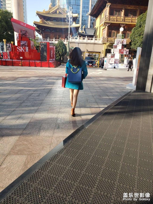 這個小姐姐穿戴顏色搭配如何？