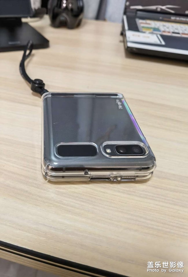 換了個透明手機殼確實好看多了