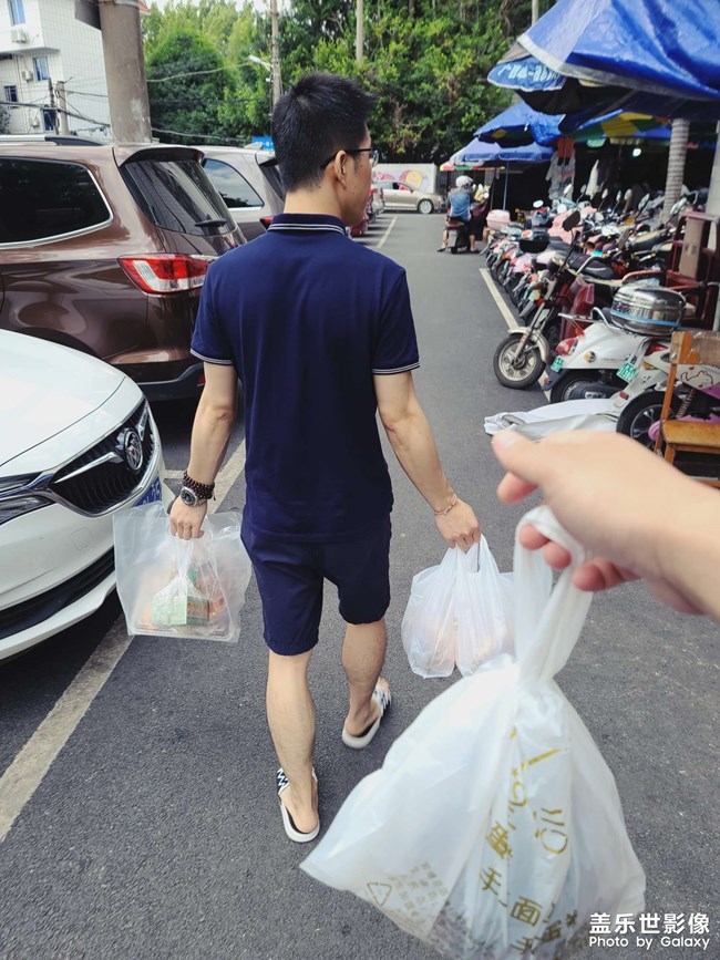 這菠蘿包店生意火爆的很啊。