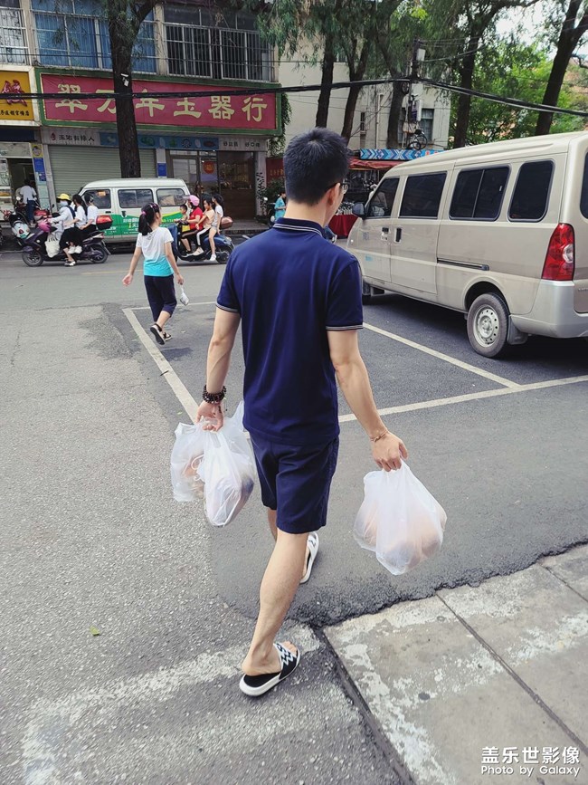 這菠蘿包店生意火爆的很啊。