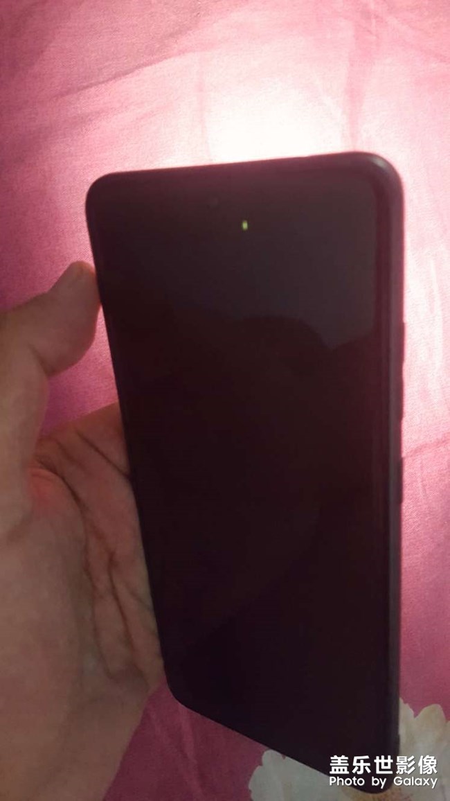 S20u 屏幕前置攝像頭右下方漏光半月光