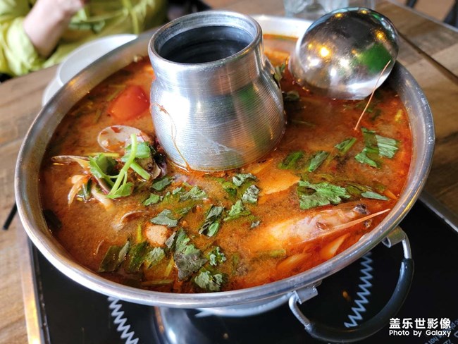 品嘗泰國美食、泰式蒜香炸魚、冬蔭功海鮮