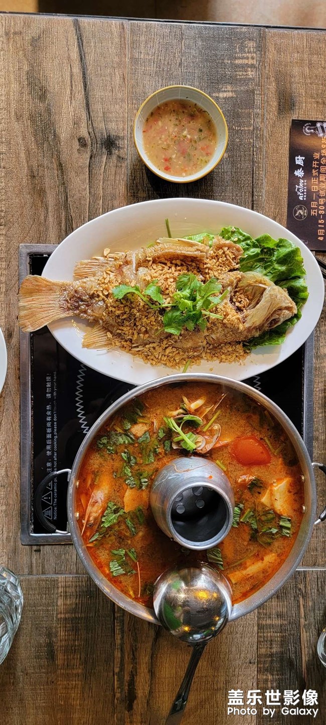 品嘗泰國美食、泰式蒜香炸魚、冬蔭功海鮮