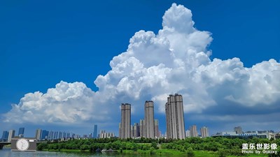 夏日炎炎，滿天白云