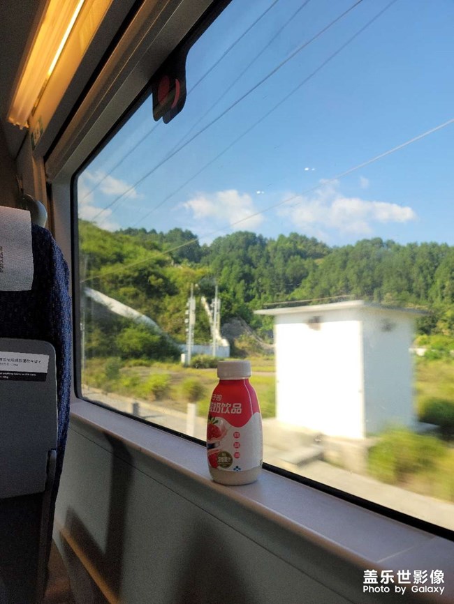 又怕吵，又怕安靜。