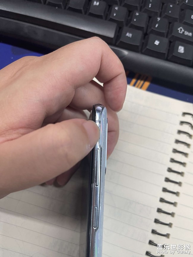 我手機(jī)后殼脫膠了，去年7月買的