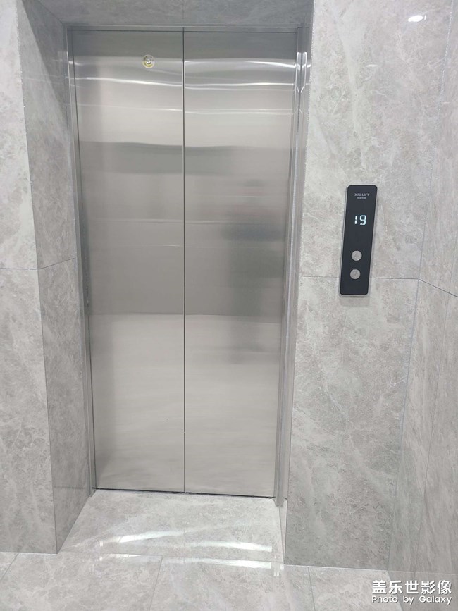 一大早一個(gè)人一杯牛奶一個(gè)面包一臺(tái)車go work